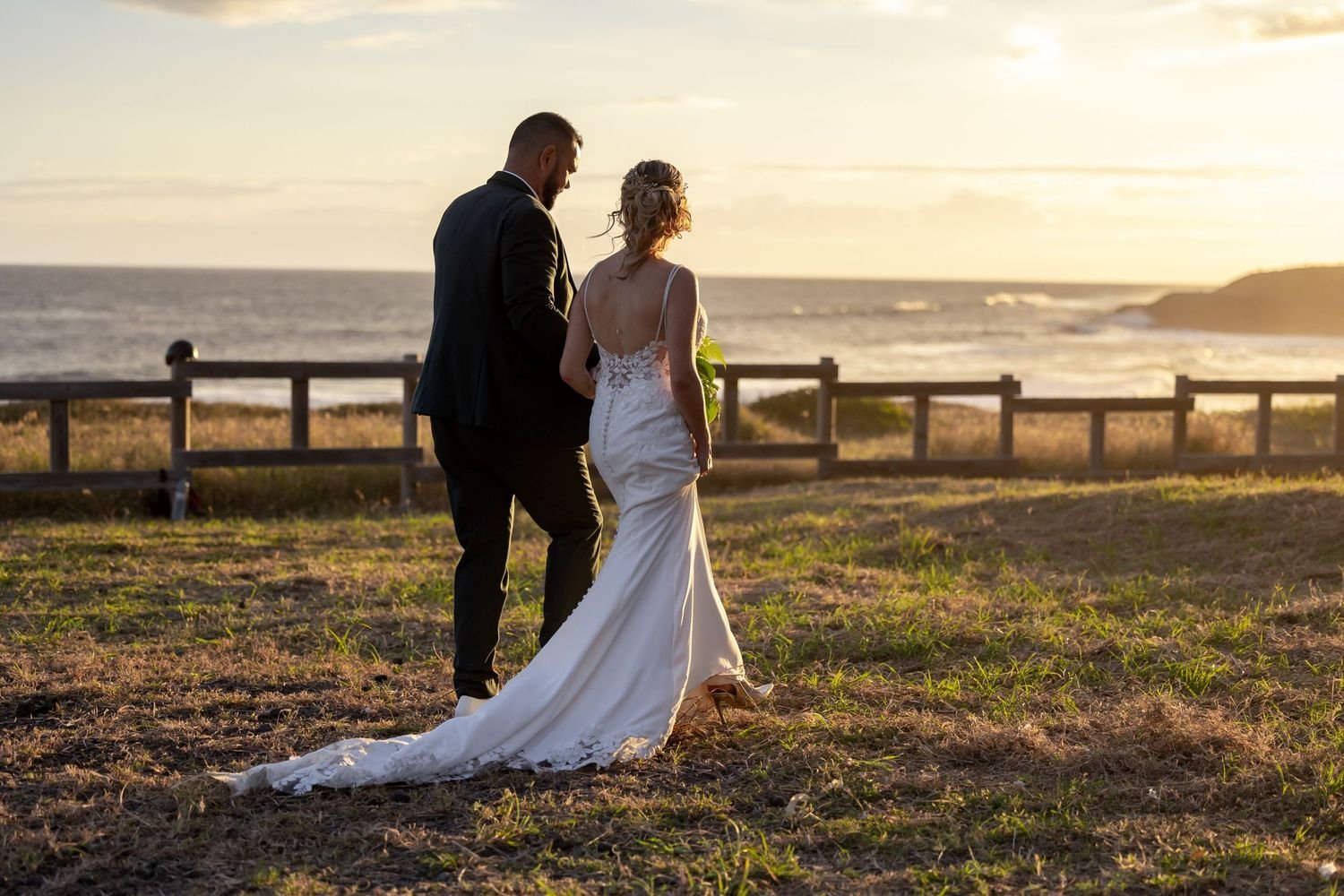 Couple de mariés face à l’océan au coucher du soleil, La Réunion